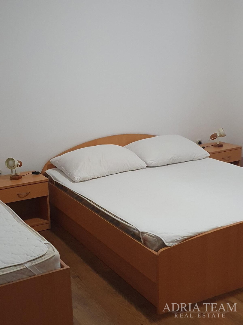 KUĆA S DESET STAMBENIH JEDINICA BLIZU CENTRA S POGLEDOM NA MORE - NOVALJA, PAG