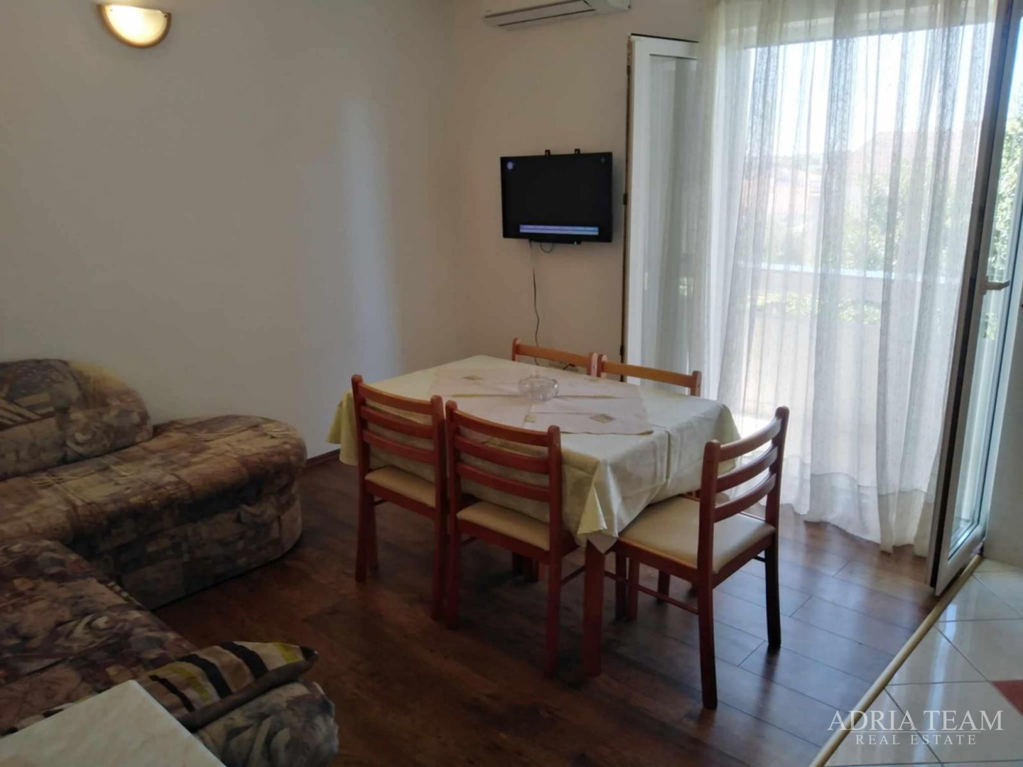 KUĆA S DESET STAMBENIH JEDINICA BLIZU CENTRA S POGLEDOM NA MORE - NOVALJA, PAG