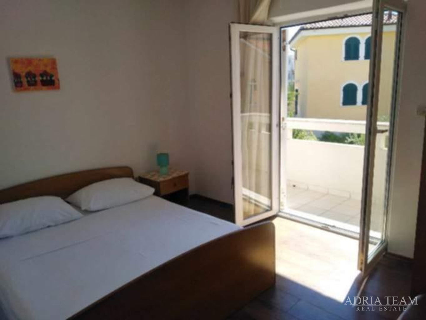 KUĆA S DESET STAMBENIH JEDINICA BLIZU CENTRA S POGLEDOM NA MORE - NOVALJA, PAG