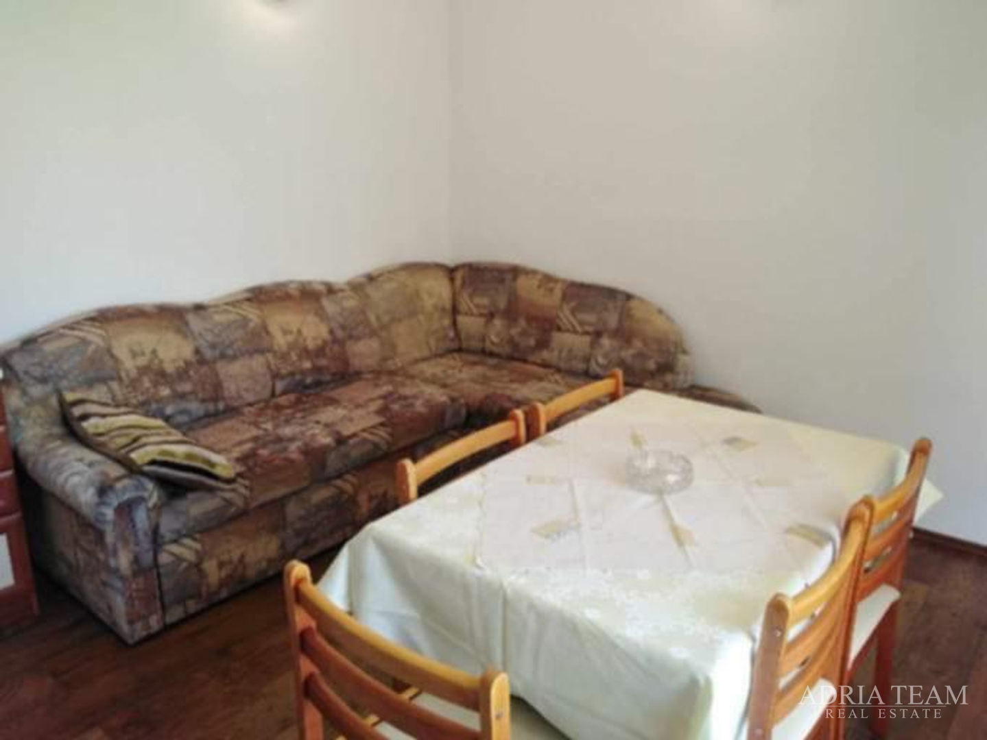 KUĆA S DESET STAMBENIH JEDINICA BLIZU CENTRA S POGLEDOM NA MORE - NOVALJA, PAG