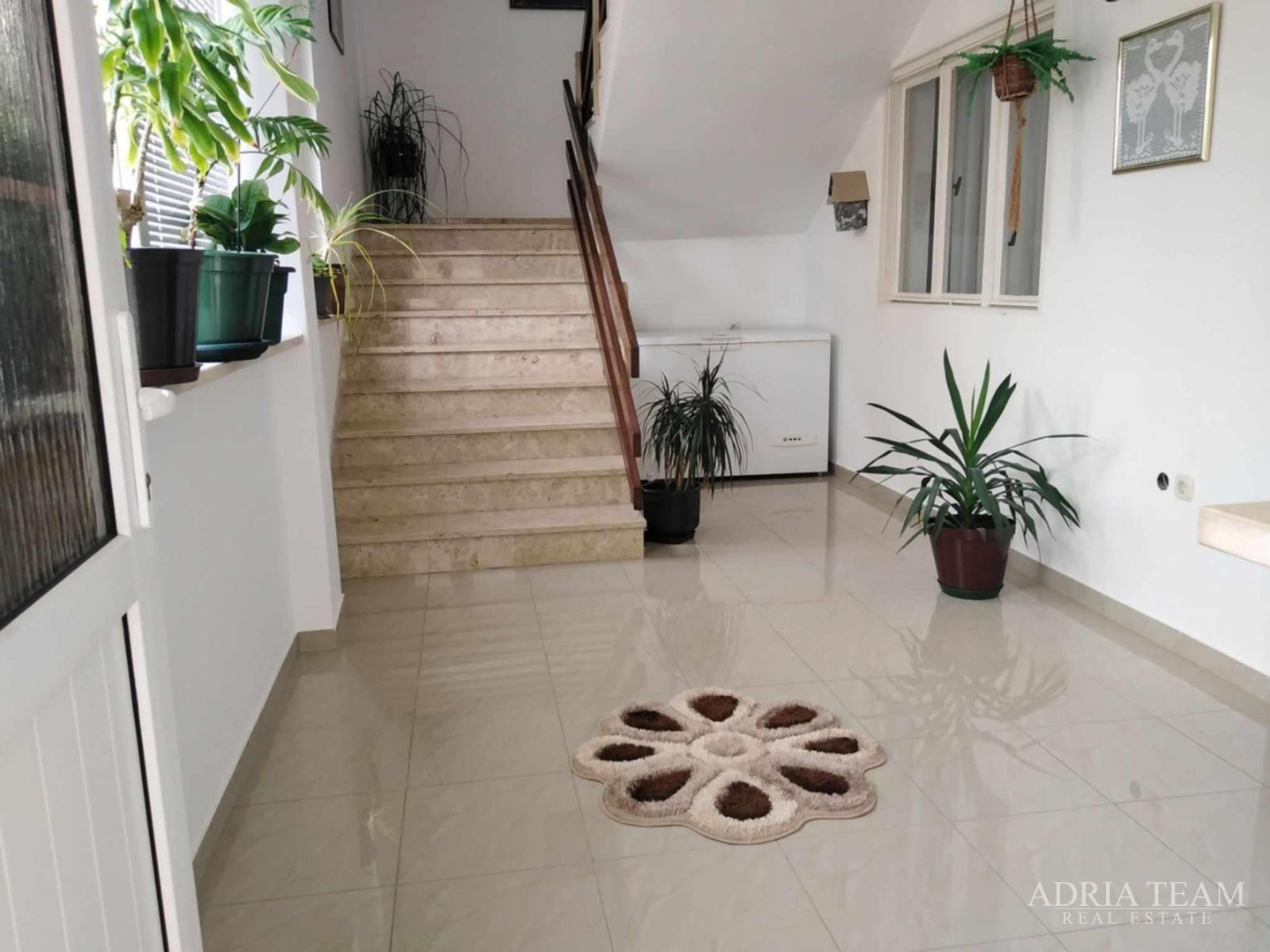 KUĆA S DESET STAMBENIH JEDINICA BLIZU CENTRA S POGLEDOM NA MORE - NOVALJA, PAG