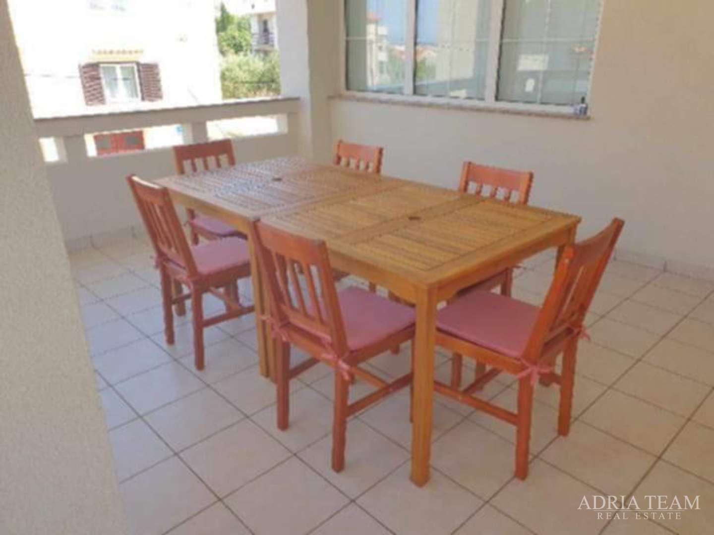 KUĆA S DESET STAMBENIH JEDINICA BLIZU CENTRA S POGLEDOM NA MORE - NOVALJA, PAG