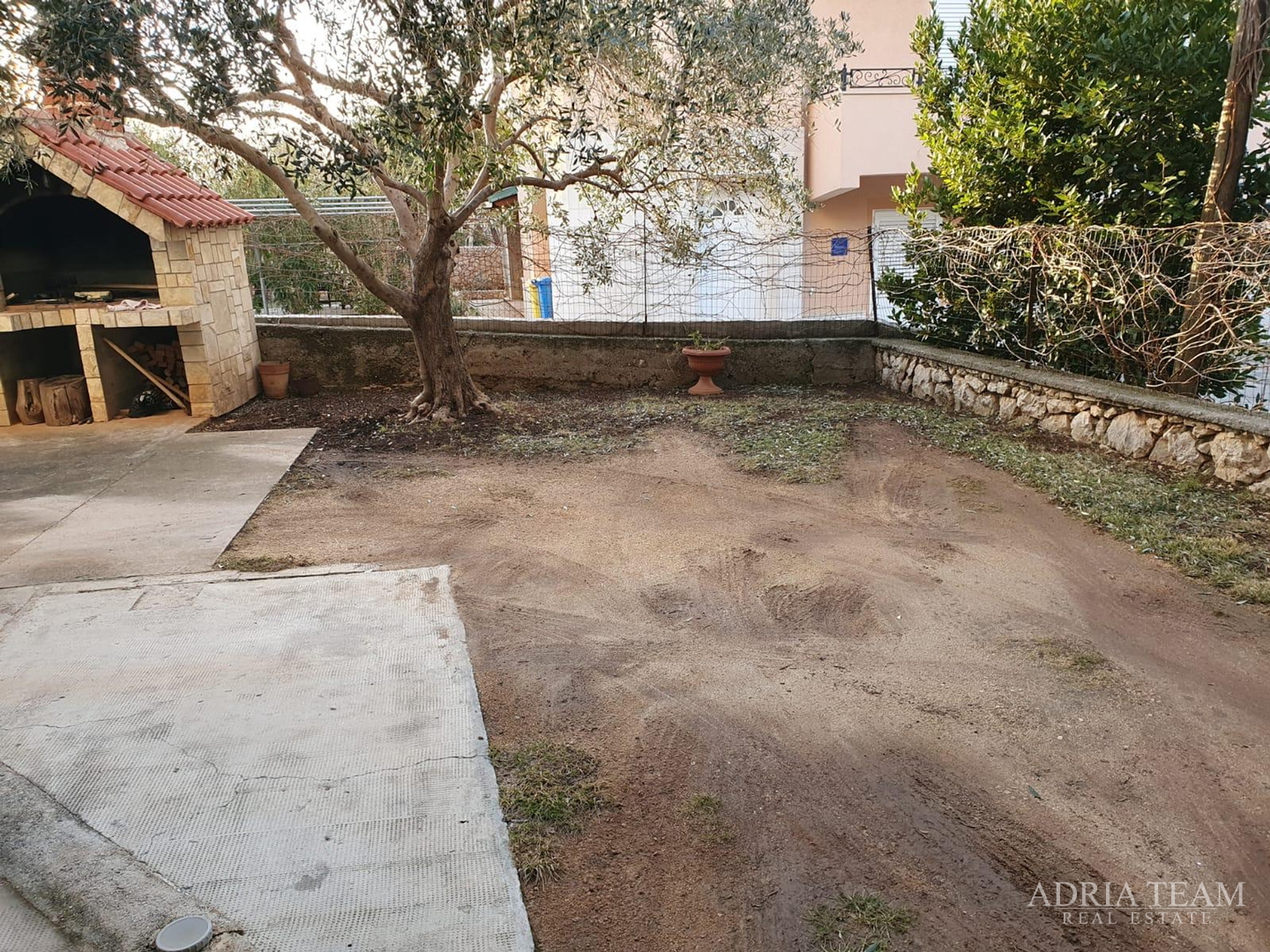 KUĆA S DESET STAMBENIH JEDINICA BLIZU CENTRA S POGLEDOM NA MORE - NOVALJA, PAG