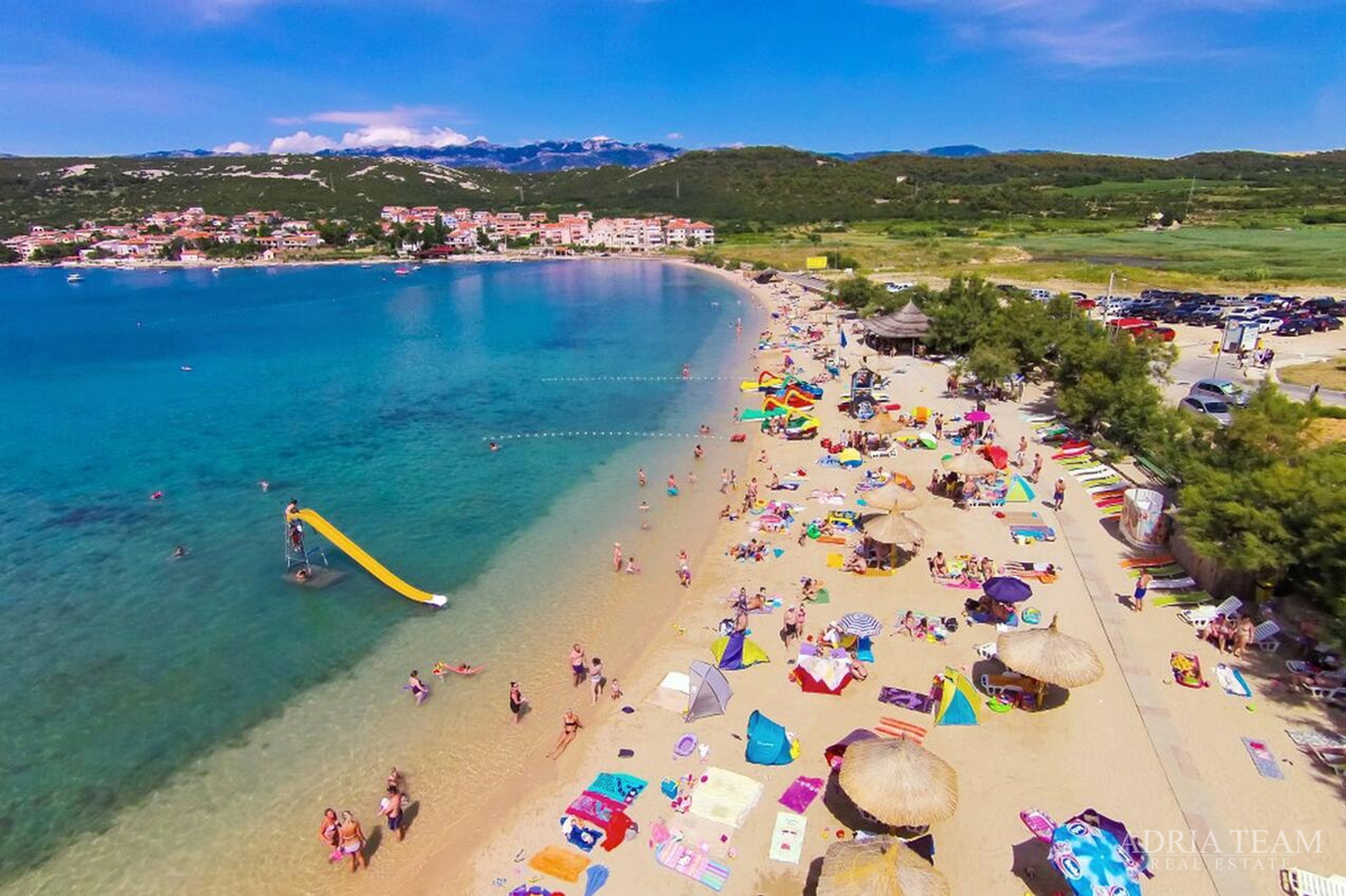 KUĆA S DESET STAMBENIH JEDINICA BLIZU CENTRA S POGLEDOM NA MORE - NOVALJA, PAG