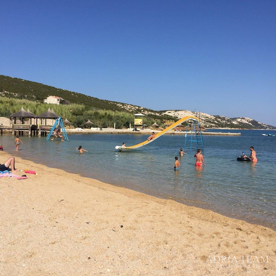 KUĆA S DESET STAMBENIH JEDINICA BLIZU CENTRA S POGLEDOM NA MORE - NOVALJA, PAG