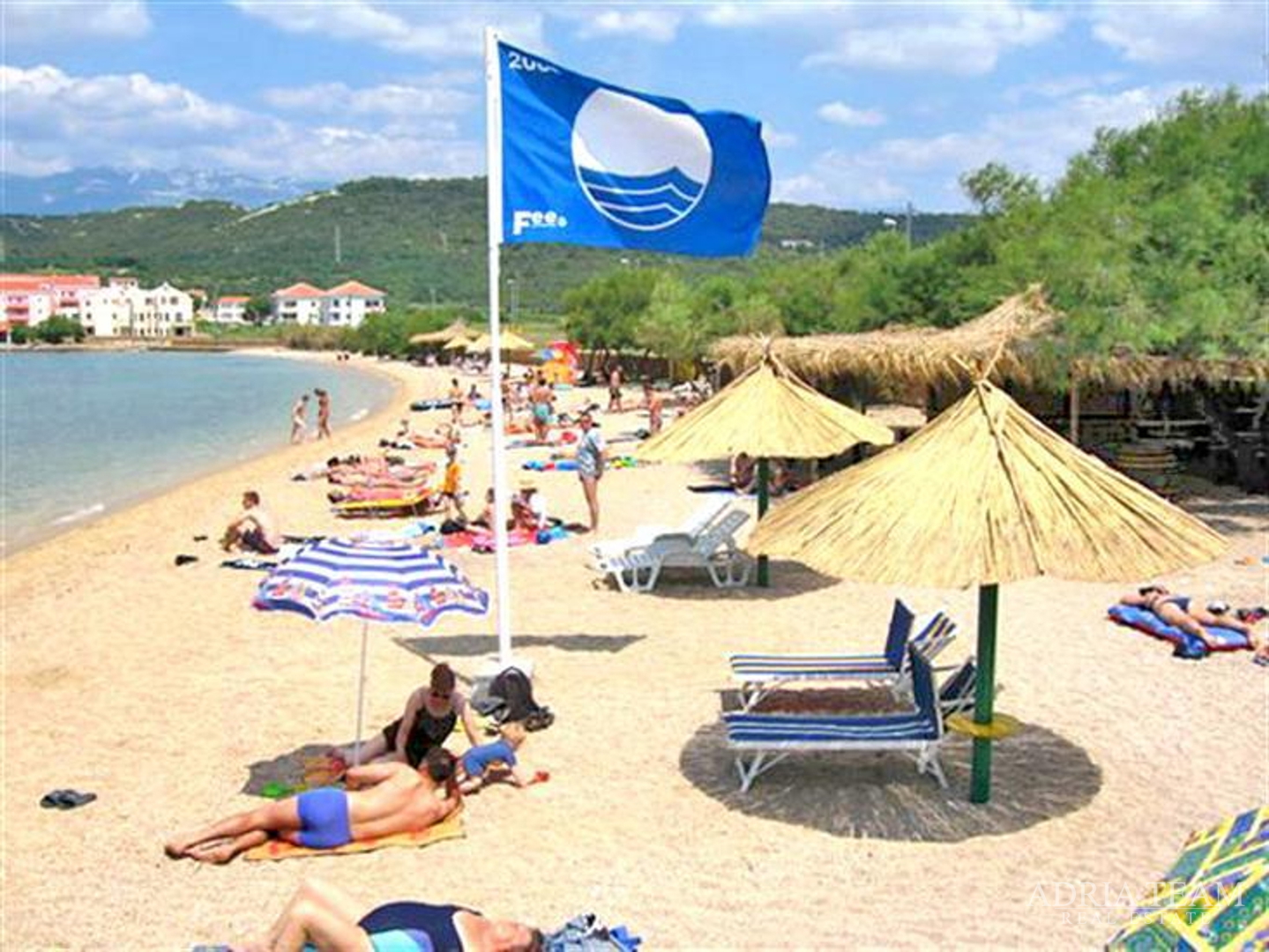 KUĆA S DESET STAMBENIH JEDINICA BLIZU CENTRA S POGLEDOM NA MORE - NOVALJA, PAG