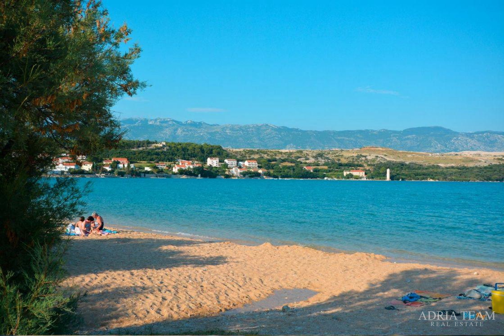 KUĆA S DESET STAMBENIH JEDINICA BLIZU CENTRA S POGLEDOM NA MORE - NOVALJA, PAG