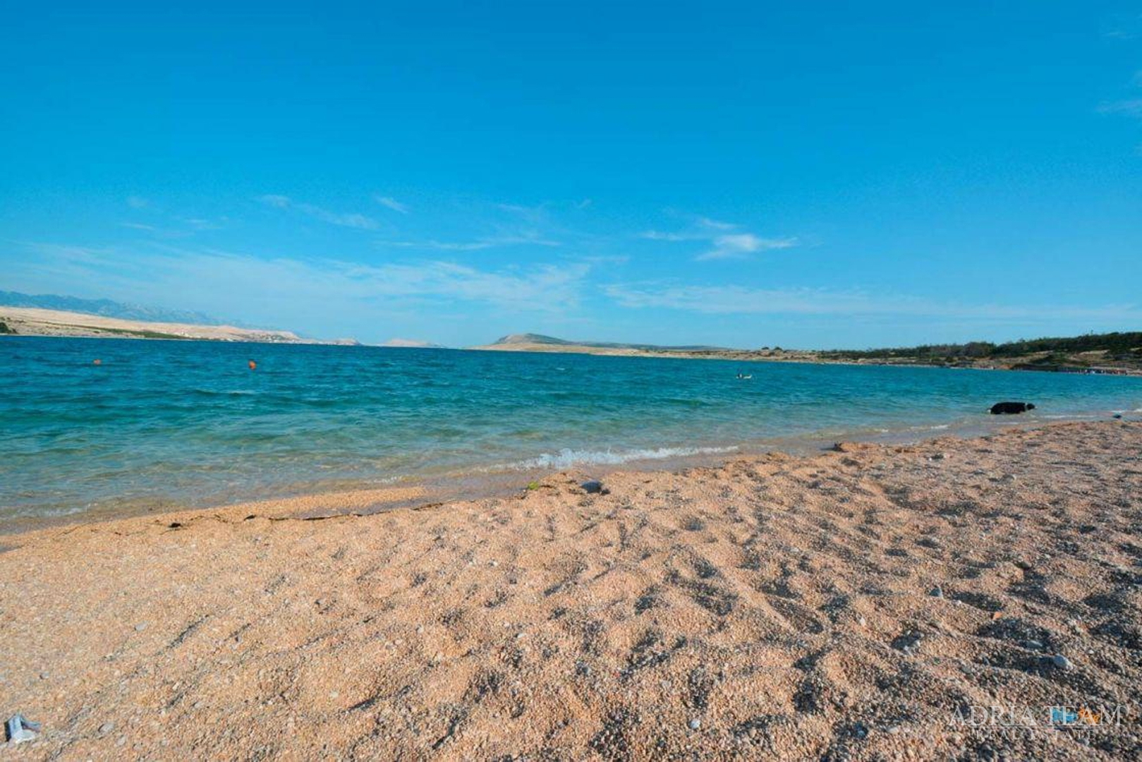 KUĆA S DESET STAMBENIH JEDINICA BLIZU CENTRA S POGLEDOM NA MORE - NOVALJA, PAG