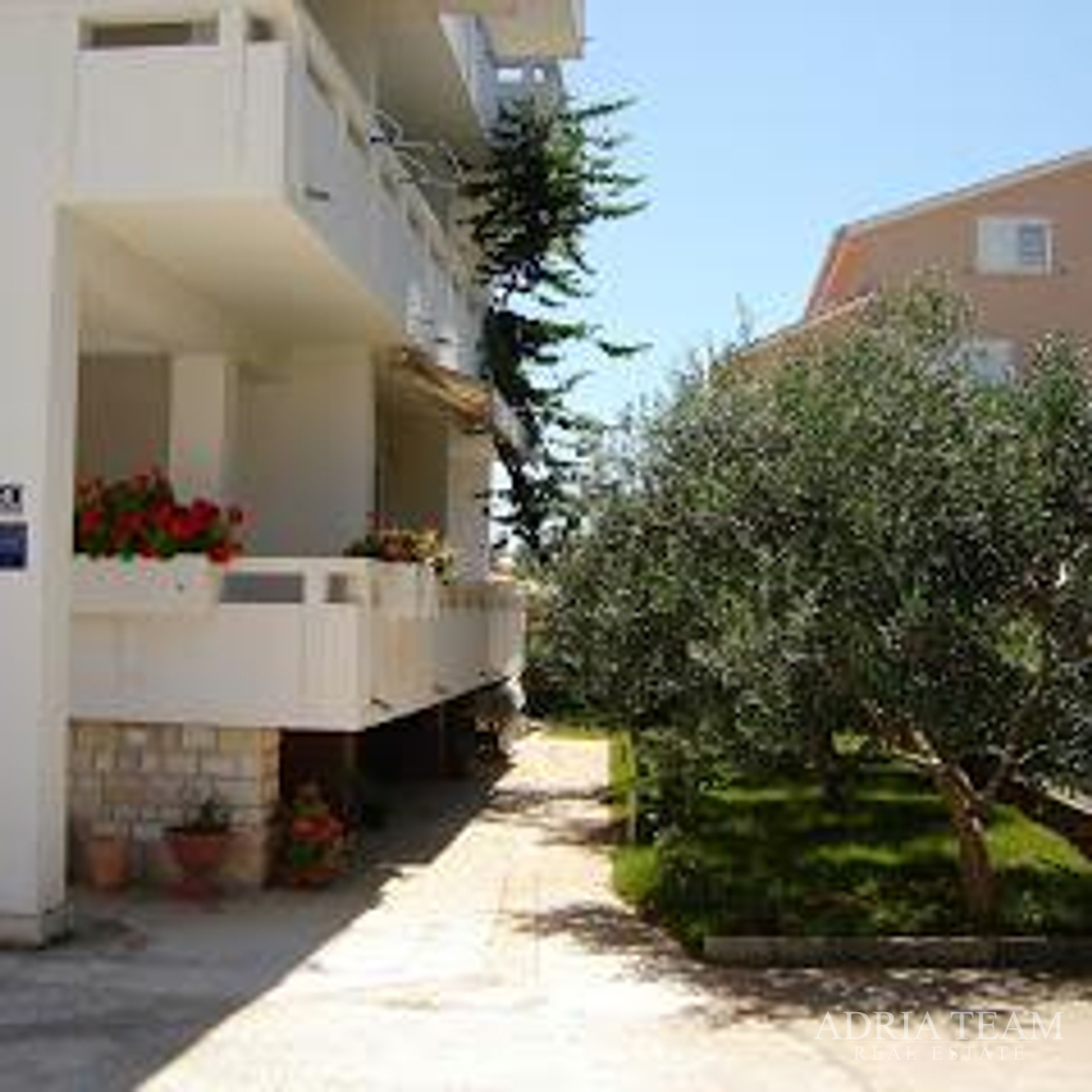 KUĆA S DESET STAMBENIH JEDINICA BLIZU CENTRA S POGLEDOM NA MORE - NOVALJA, PAG