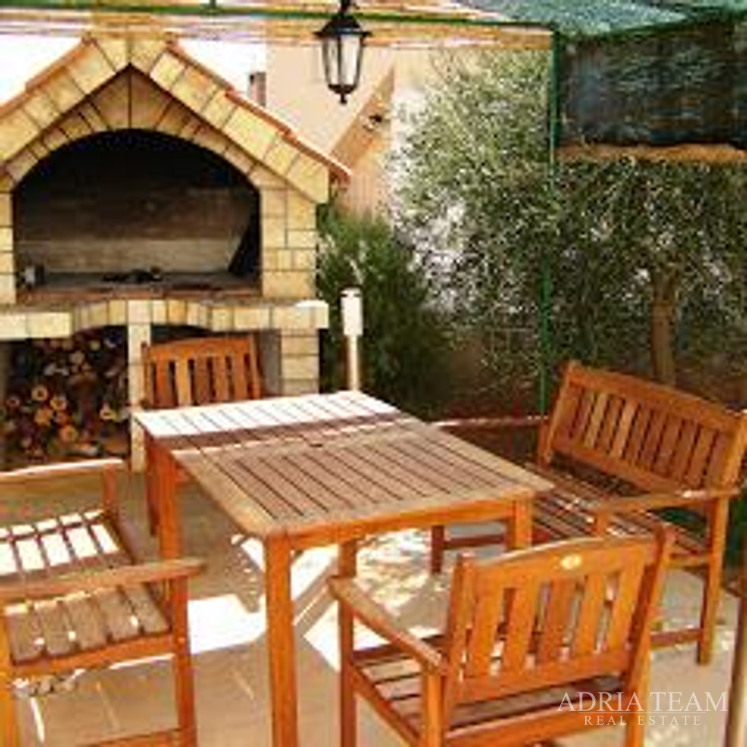 KUĆA S DESET STAMBENIH JEDINICA BLIZU CENTRA S POGLEDOM NA MORE - NOVALJA, PAG