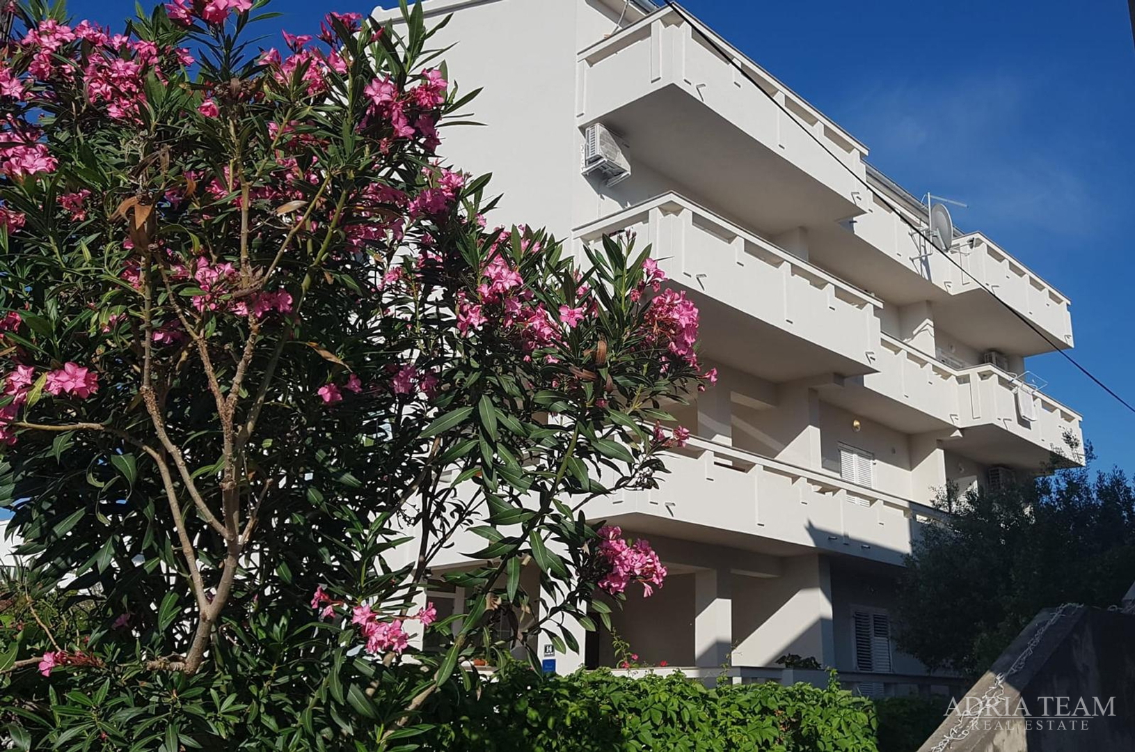 KUĆA S DESET STAMBENIH JEDINICA BLIZU CENTRA S POGLEDOM NA MORE - NOVALJA, PAG