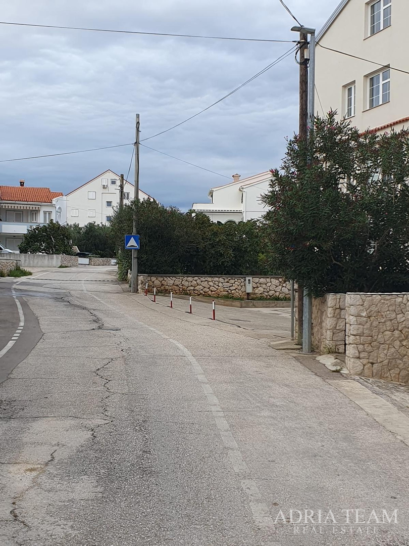 KUĆA S DESET STAMBENIH JEDINICA BLIZU CENTRA S POGLEDOM NA MORE - NOVALJA, PAG