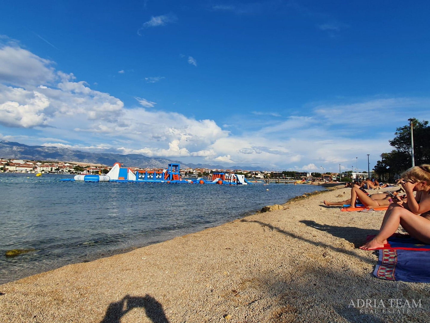 KUĆA S DESET STAMBENIH JEDINICA BLIZU CENTRA S POGLEDOM NA MORE - NOVALJA, PAG
