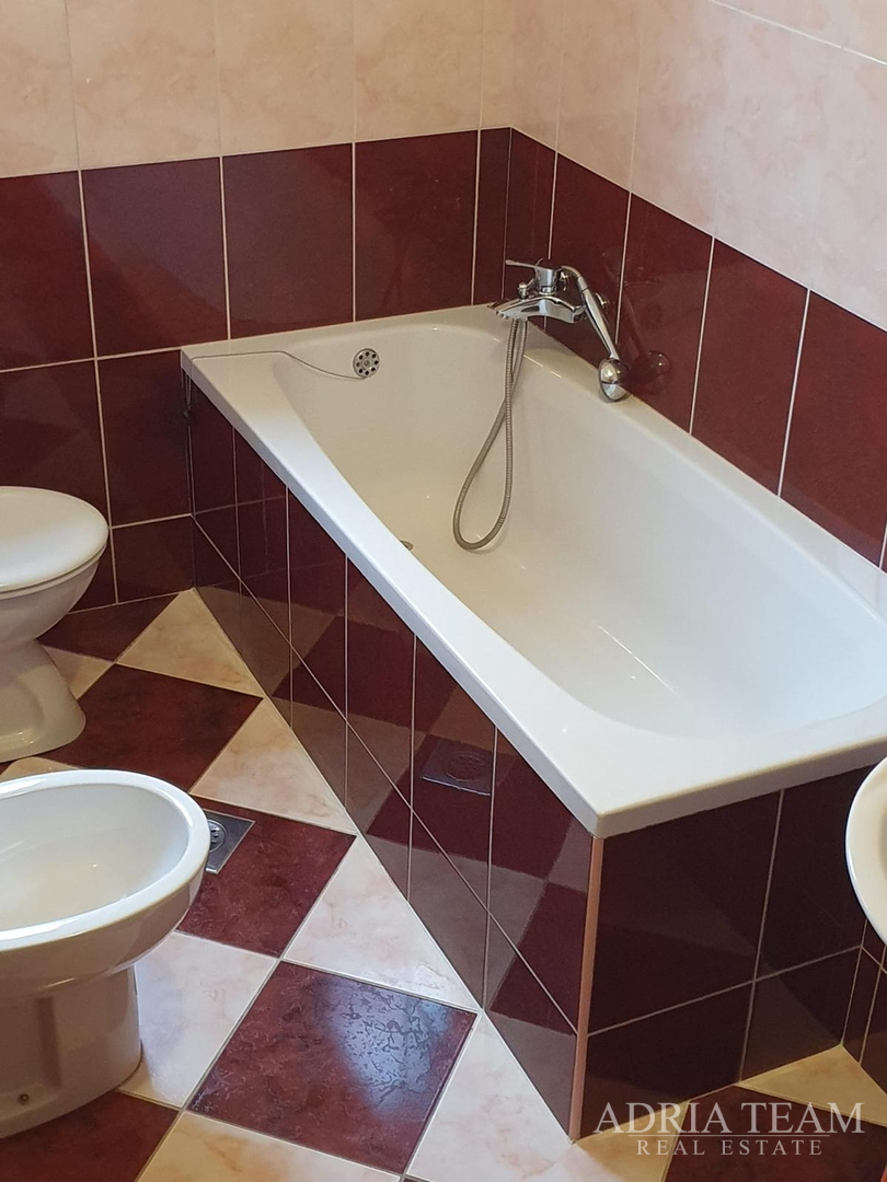 KUĆA S DESET STAMBENIH JEDINICA BLIZU CENTRA S POGLEDOM NA MORE - NOVALJA, PAG