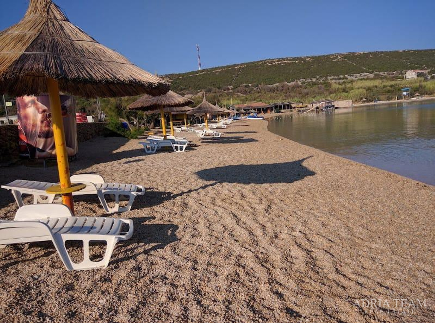 KUĆA S DESET STAMBENIH JEDINICA BLIZU CENTRA S POGLEDOM NA MORE - NOVALJA, PAG