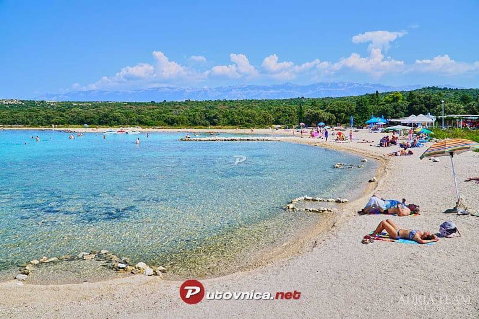 KUĆA S DESET STAMBENIH JEDINICA BLIZU CENTRA S POGLEDOM NA MORE - NOVALJA, PAG
