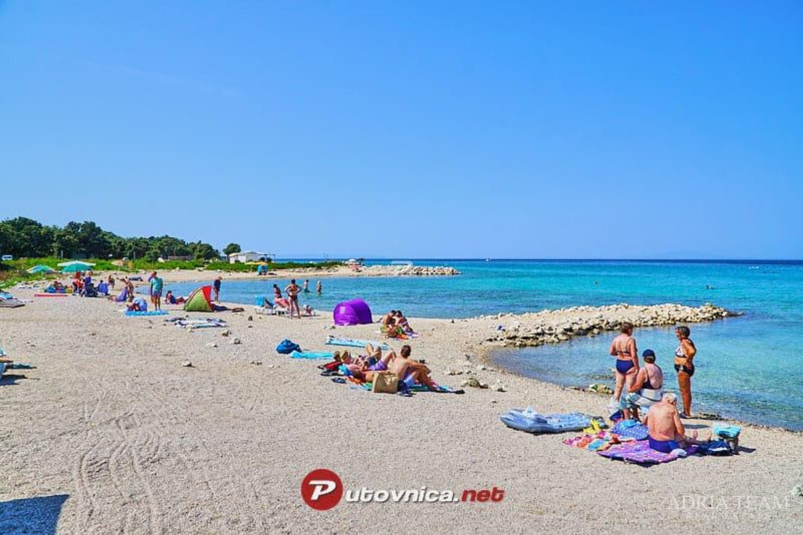 KUĆA S DESET STAMBENIH JEDINICA BLIZU CENTRA S POGLEDOM NA MORE - NOVALJA, PAG