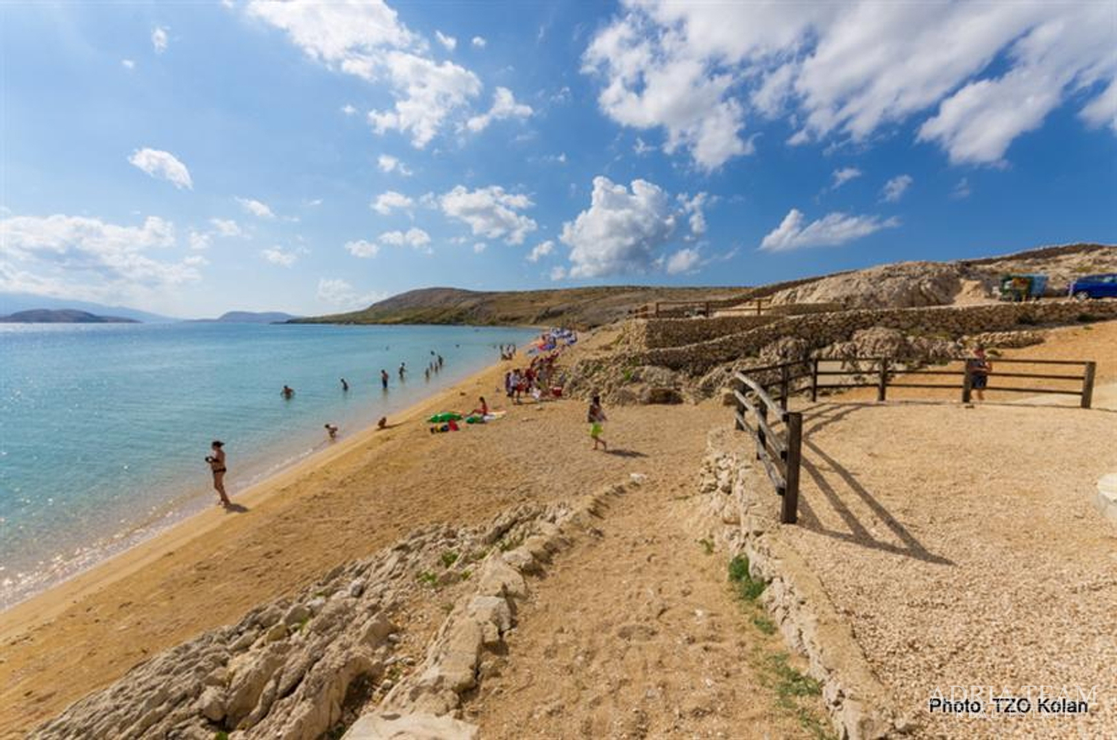 KUĆA S DESET STAMBENIH JEDINICA BLIZU CENTRA S POGLEDOM NA MORE - NOVALJA, PAG