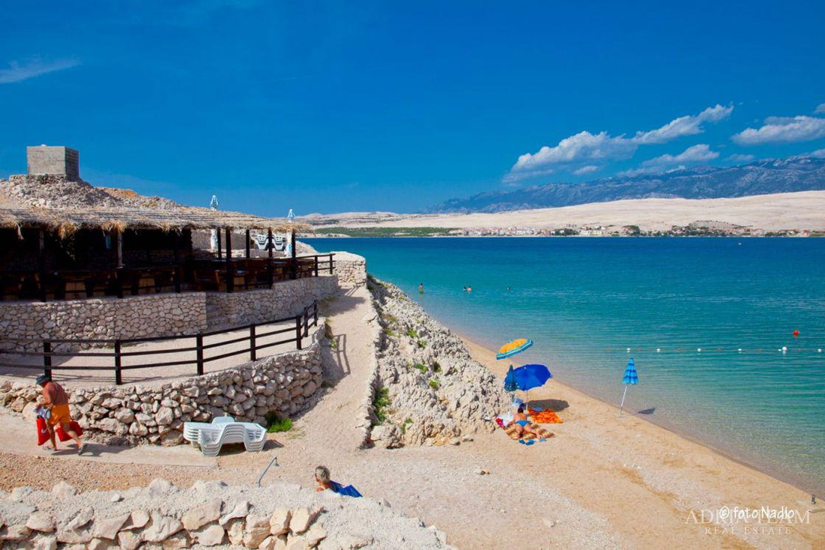 KUĆA S DESET STAMBENIH JEDINICA BLIZU CENTRA S POGLEDOM NA MORE - NOVALJA, PAG