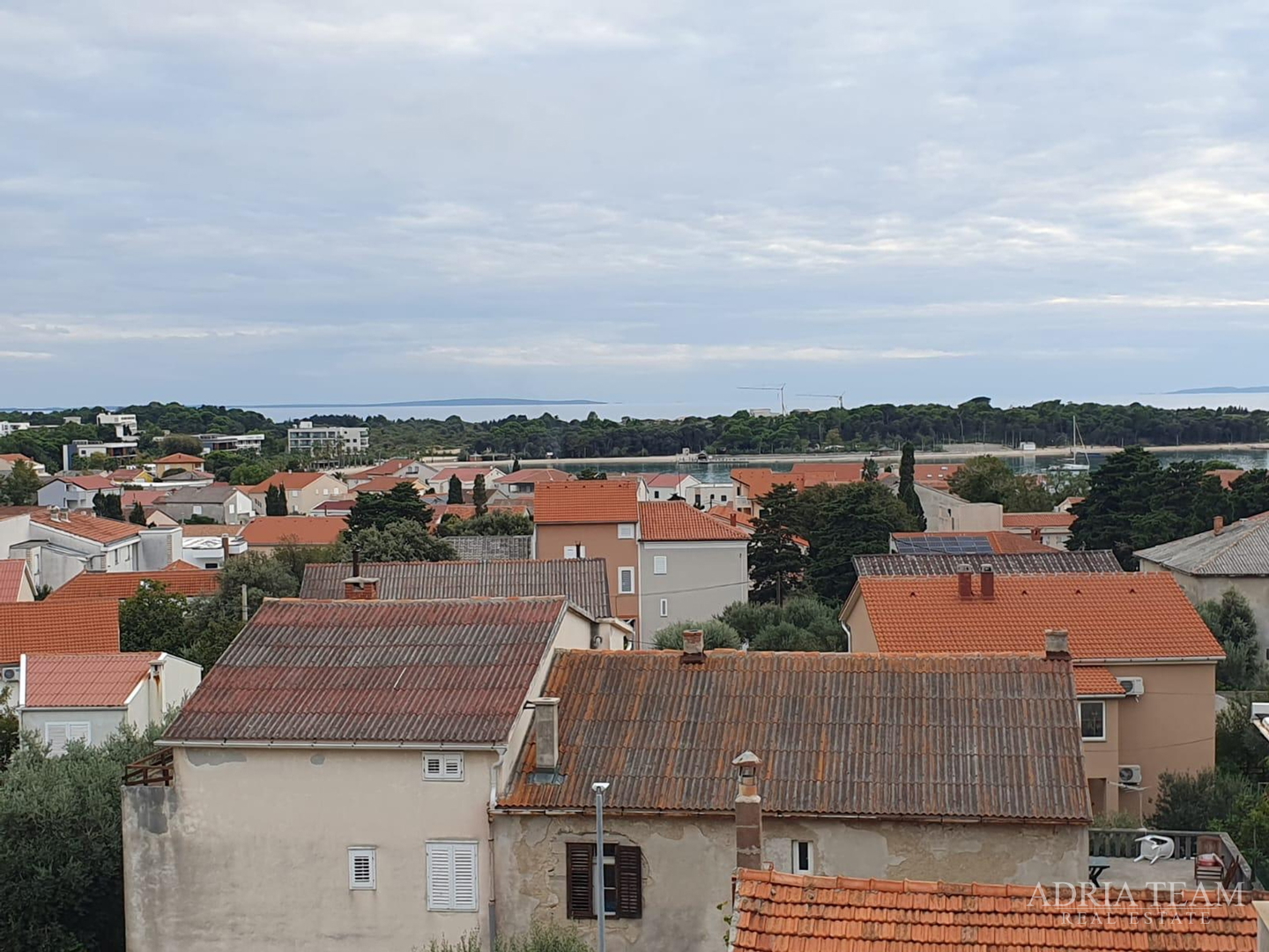 KUĆA S DESET STAMBENIH JEDINICA BLIZU CENTRA S POGLEDOM NA MORE - NOVALJA, PAG