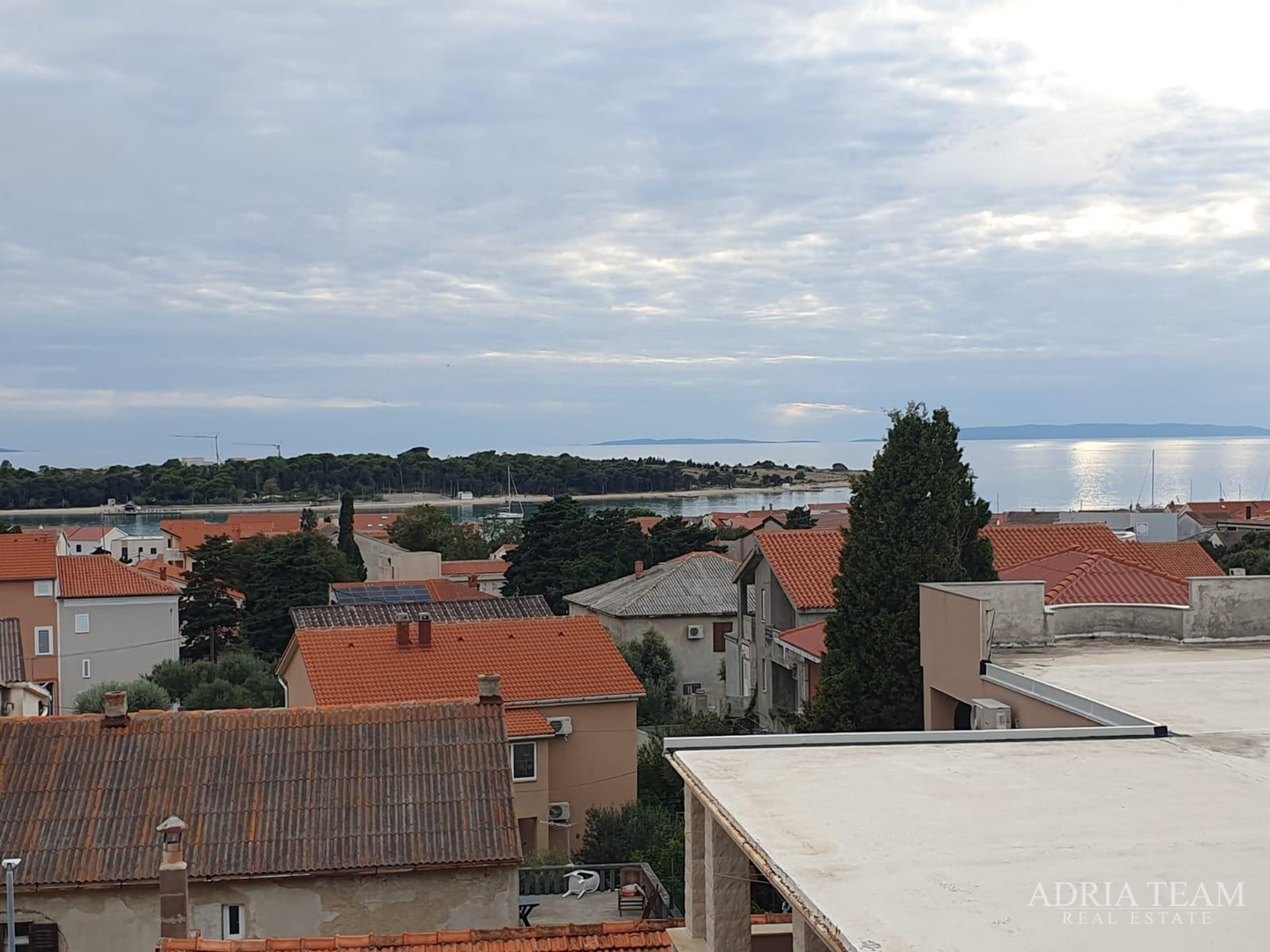 KUĆA S DESET STAMBENIH JEDINICA BLIZU CENTRA S POGLEDOM NA MORE - NOVALJA, PAG