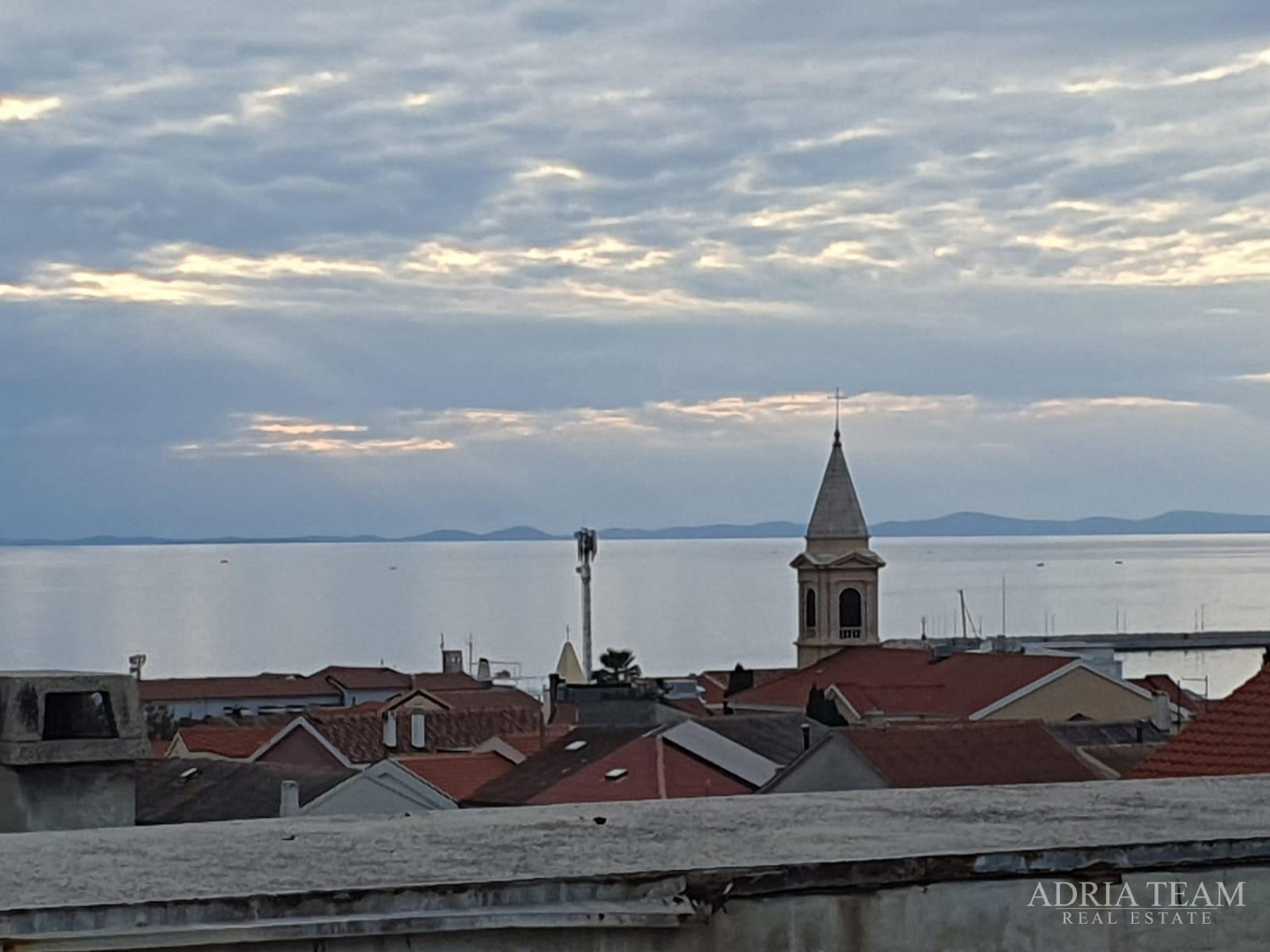 KUĆA S DESET STAMBENIH JEDINICA BLIZU CENTRA S POGLEDOM NA MORE - NOVALJA, PAG