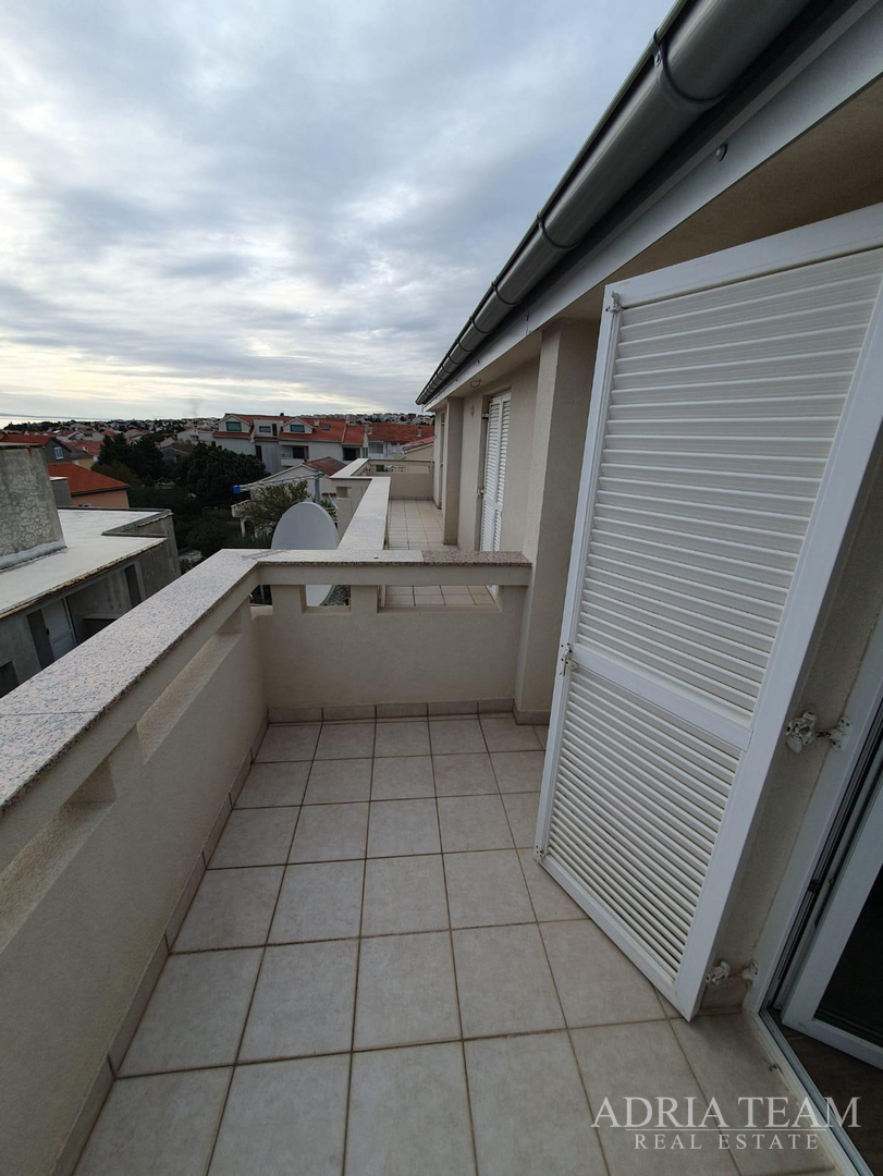 KUĆA S DESET STAMBENIH JEDINICA BLIZU CENTRA S POGLEDOM NA MORE - NOVALJA, PAG