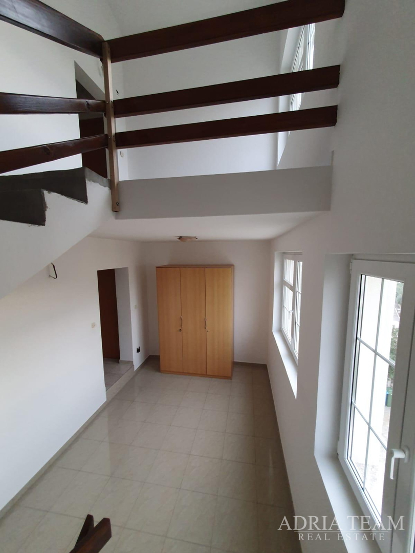 KUĆA S DESET STAMBENIH JEDINICA BLIZU CENTRA S POGLEDOM NA MORE - NOVALJA, PAG