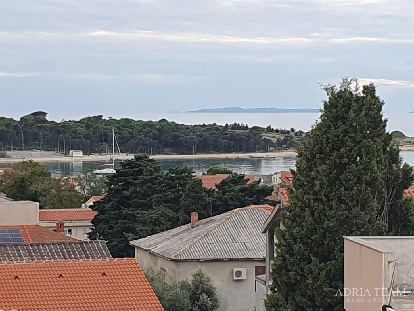 KUĆA S DESET STAMBENIH JEDINICA BLIZU CENTRA S POGLEDOM NA MORE - NOVALJA, PAG
