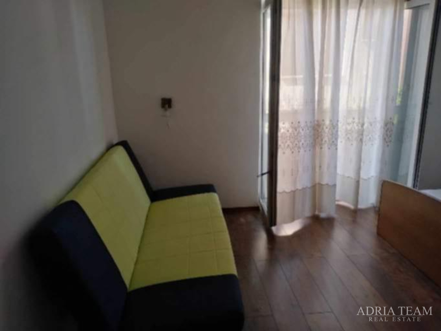 KUĆA S DESET STAMBENIH JEDINICA BLIZU CENTRA S POGLEDOM NA MORE - NOVALJA, PAG