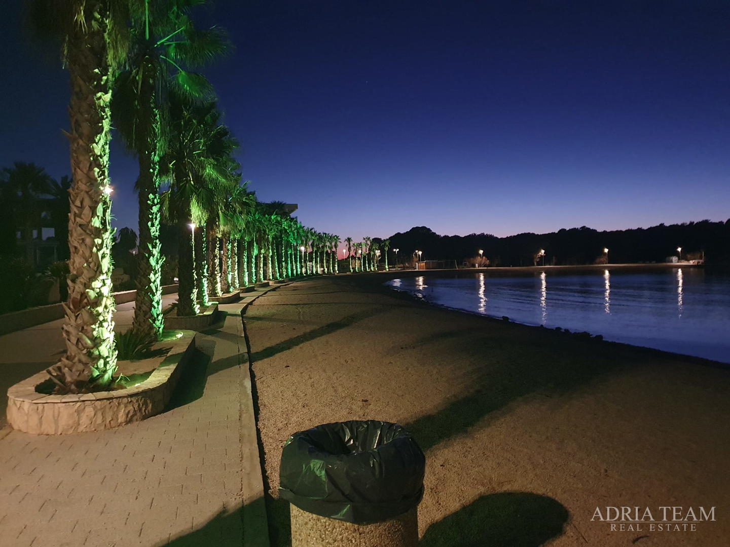 KUĆA S DESET STAMBENIH JEDINICA BLIZU CENTRA S POGLEDOM NA MORE - NOVALJA, PAG