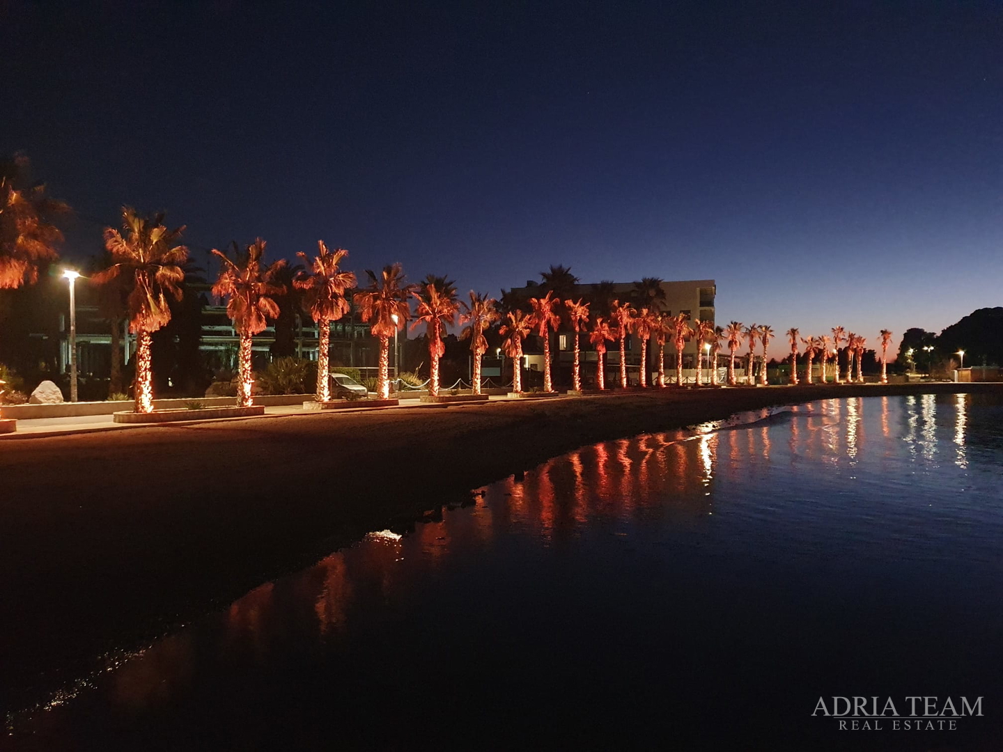 KUĆA S DESET STAMBENIH JEDINICA BLIZU CENTRA S POGLEDOM NA MORE - NOVALJA, PAG