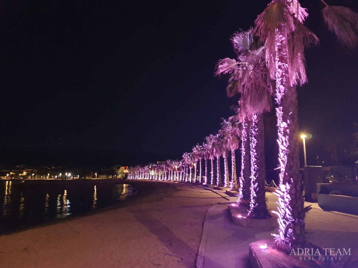 KUĆA S DESET STAMBENIH JEDINICA BLIZU CENTRA S POGLEDOM NA MORE - NOVALJA, PAG