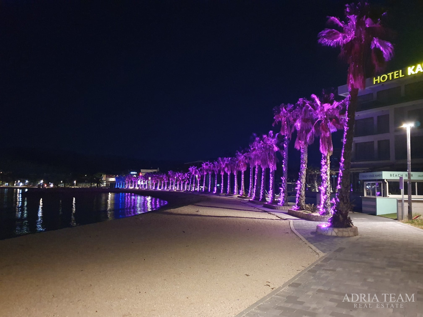 KUĆA S DESET STAMBENIH JEDINICA BLIZU CENTRA S POGLEDOM NA MORE - NOVALJA, PAG