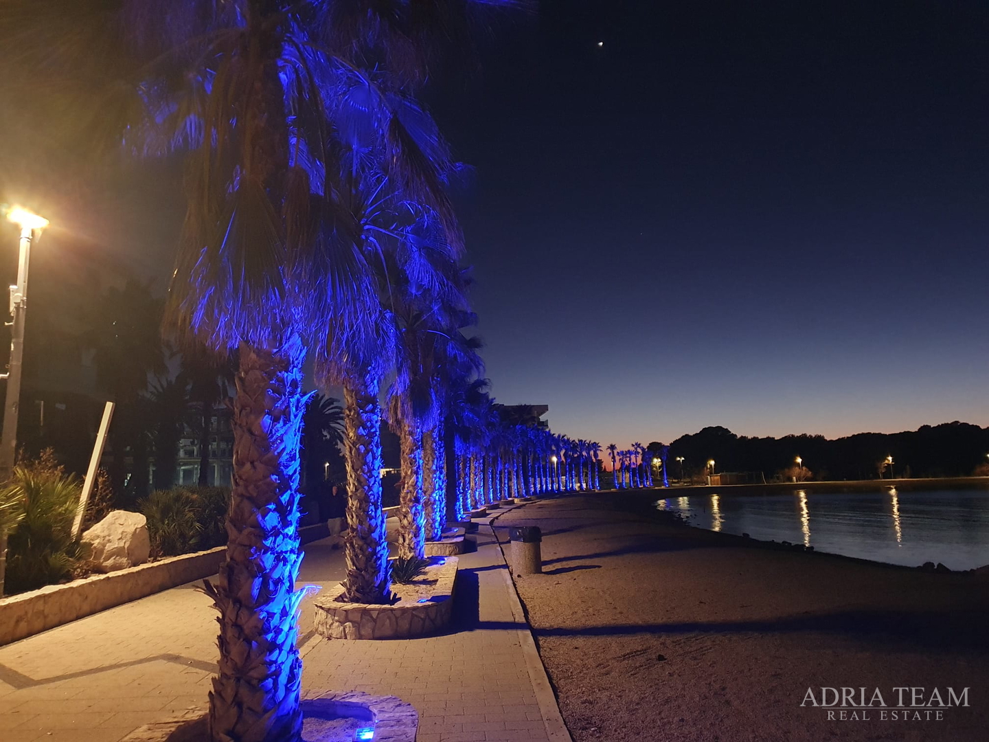 KUĆA S DESET STAMBENIH JEDINICA BLIZU CENTRA S POGLEDOM NA MORE - NOVALJA, PAG