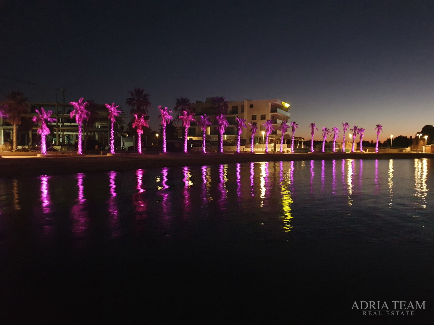 KUĆA S DESET STAMBENIH JEDINICA BLIZU CENTRA S POGLEDOM NA MORE - NOVALJA, PAG