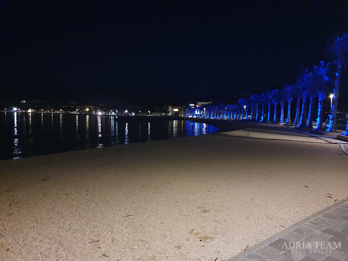 KUĆA S DESET STAMBENIH JEDINICA BLIZU CENTRA S POGLEDOM NA MORE - NOVALJA, PAG