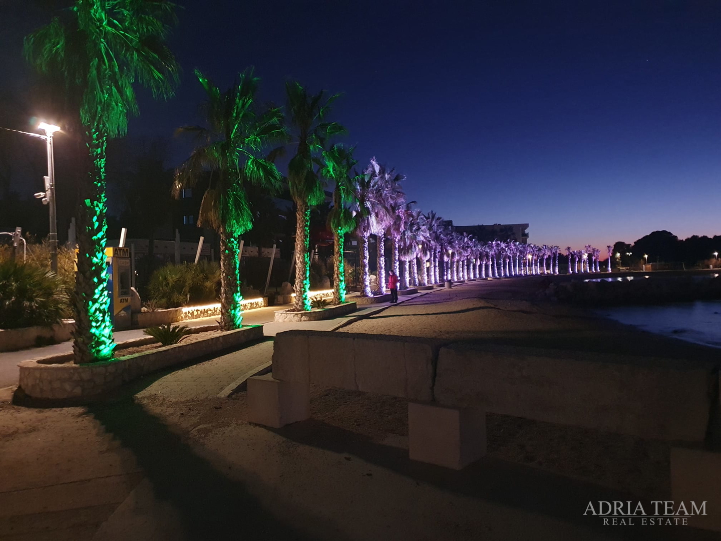 KUĆA S DESET STAMBENIH JEDINICA BLIZU CENTRA S POGLEDOM NA MORE - NOVALJA, PAG