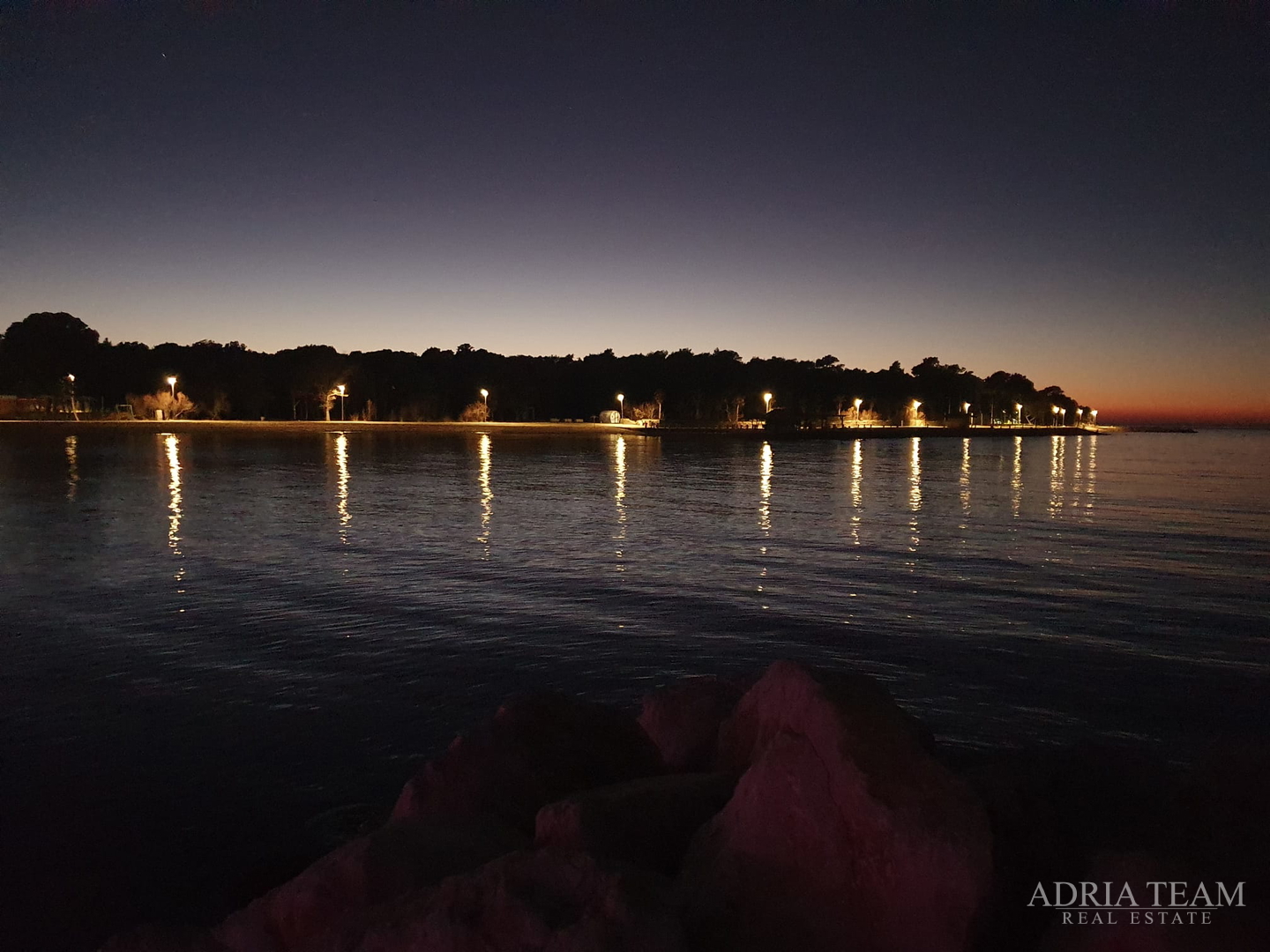 KUĆA S DESET STAMBENIH JEDINICA BLIZU CENTRA S POGLEDOM NA MORE - NOVALJA, PAG