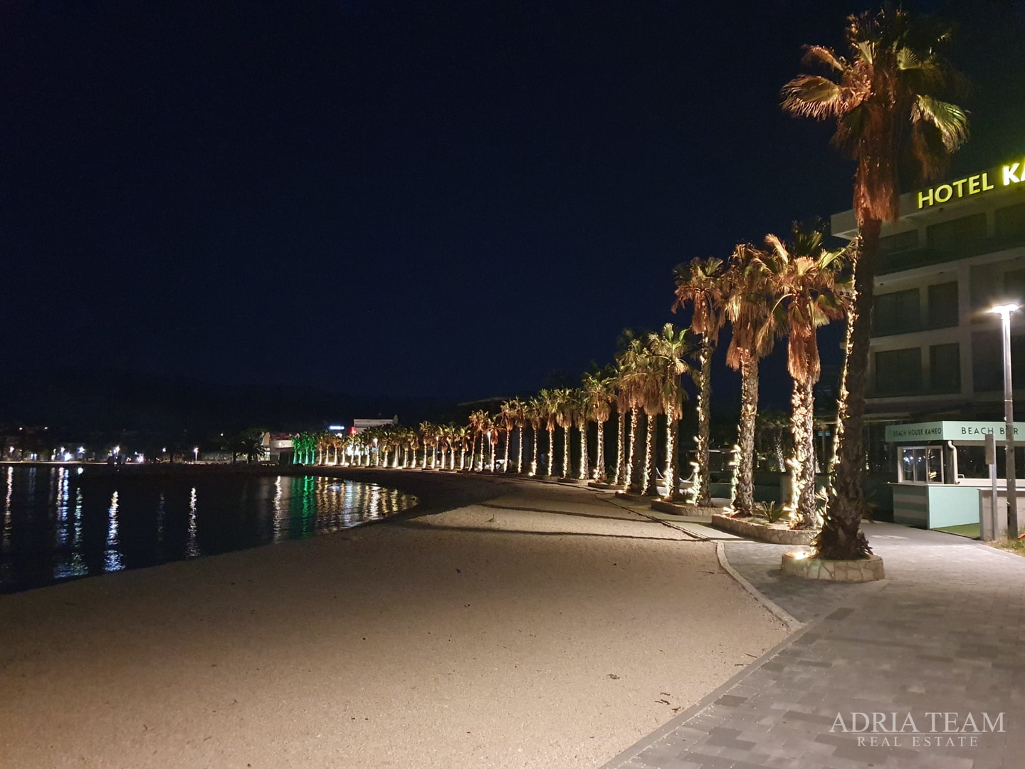 KUĆA S DESET STAMBENIH JEDINICA BLIZU CENTRA S POGLEDOM NA MORE - NOVALJA, PAG