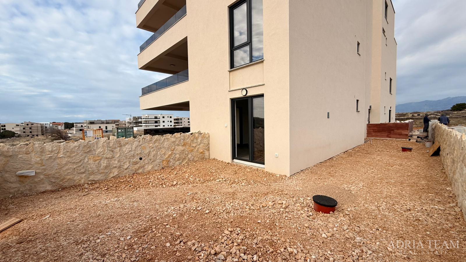 Atraktivna novogradnja – stanovi s terasama i parkiranjem - Povljana