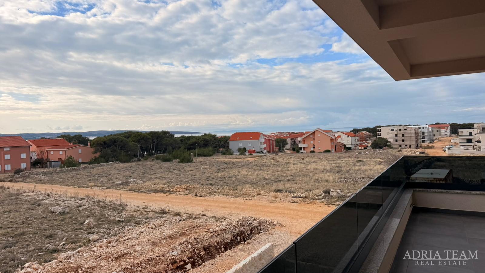 Atraktivna novogradnja – stanovi s terasama i parkiranjem - Povljana