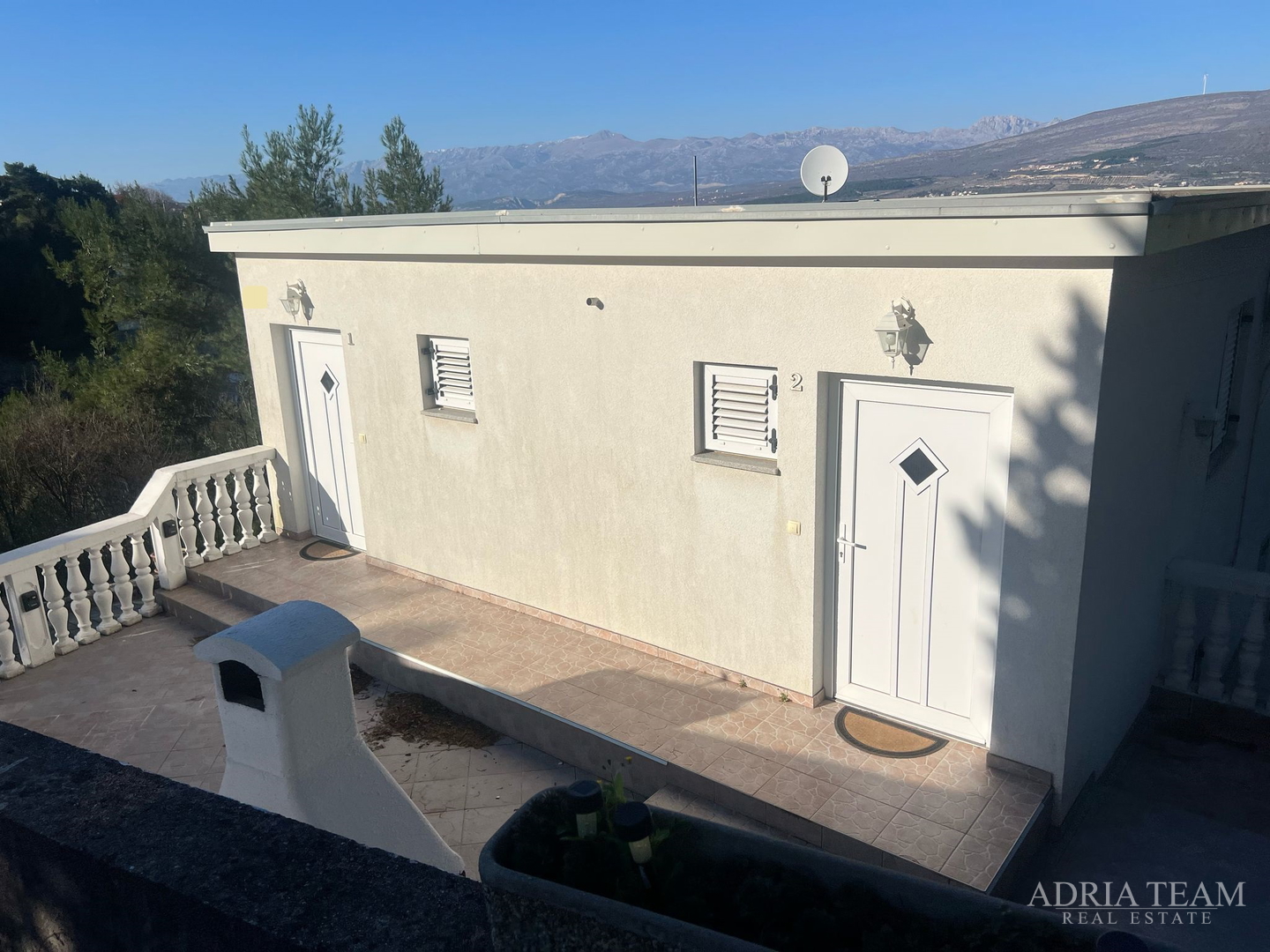 KUĆA S TRI STAMBENE JEDINICE, POGLED NA MORE I VELEBIT - DONJI KARIN