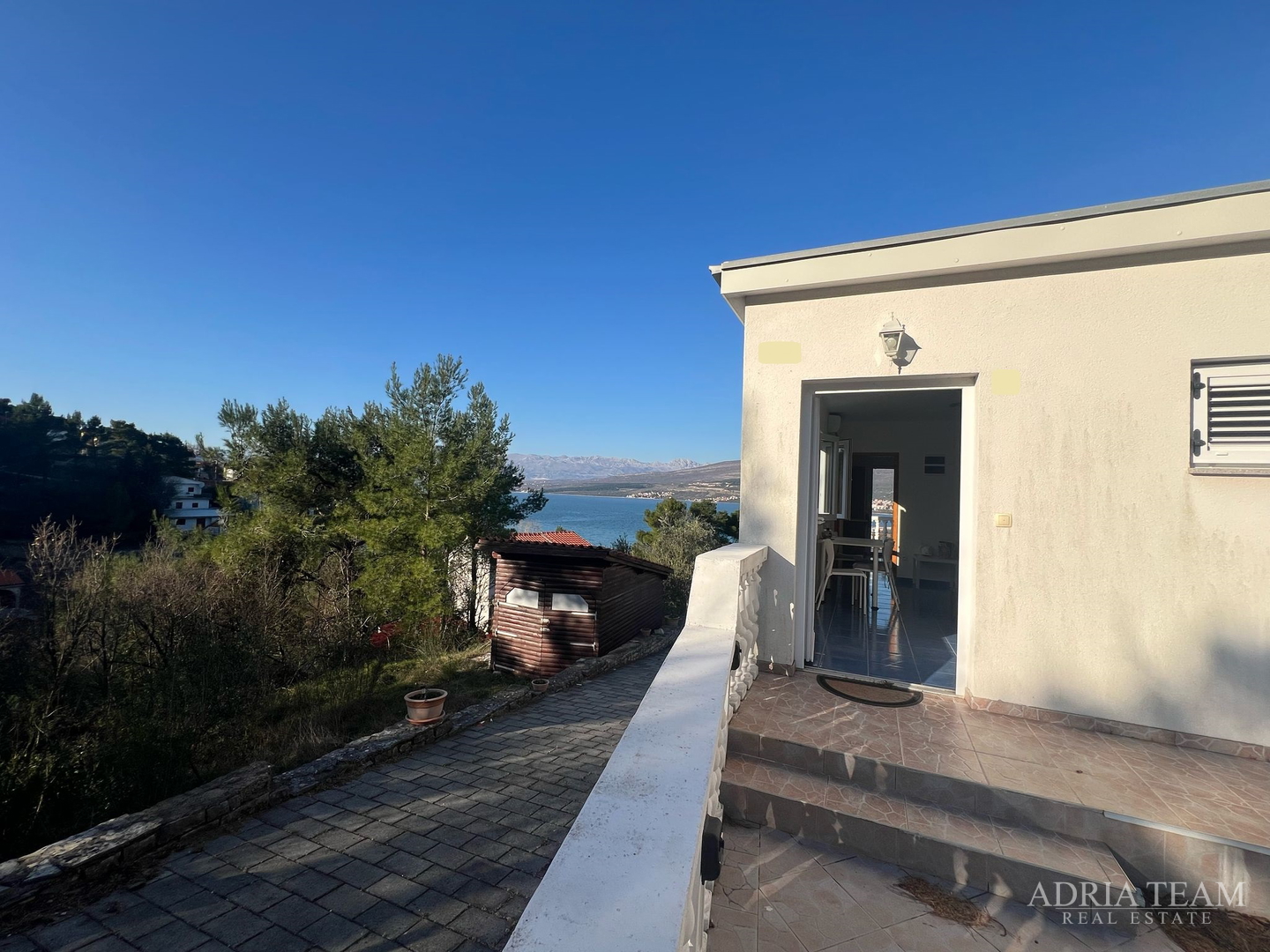 KUĆA S TRI STAMBENE JEDINICE, POGLED NA MORE I VELEBIT - DONJI KARIN