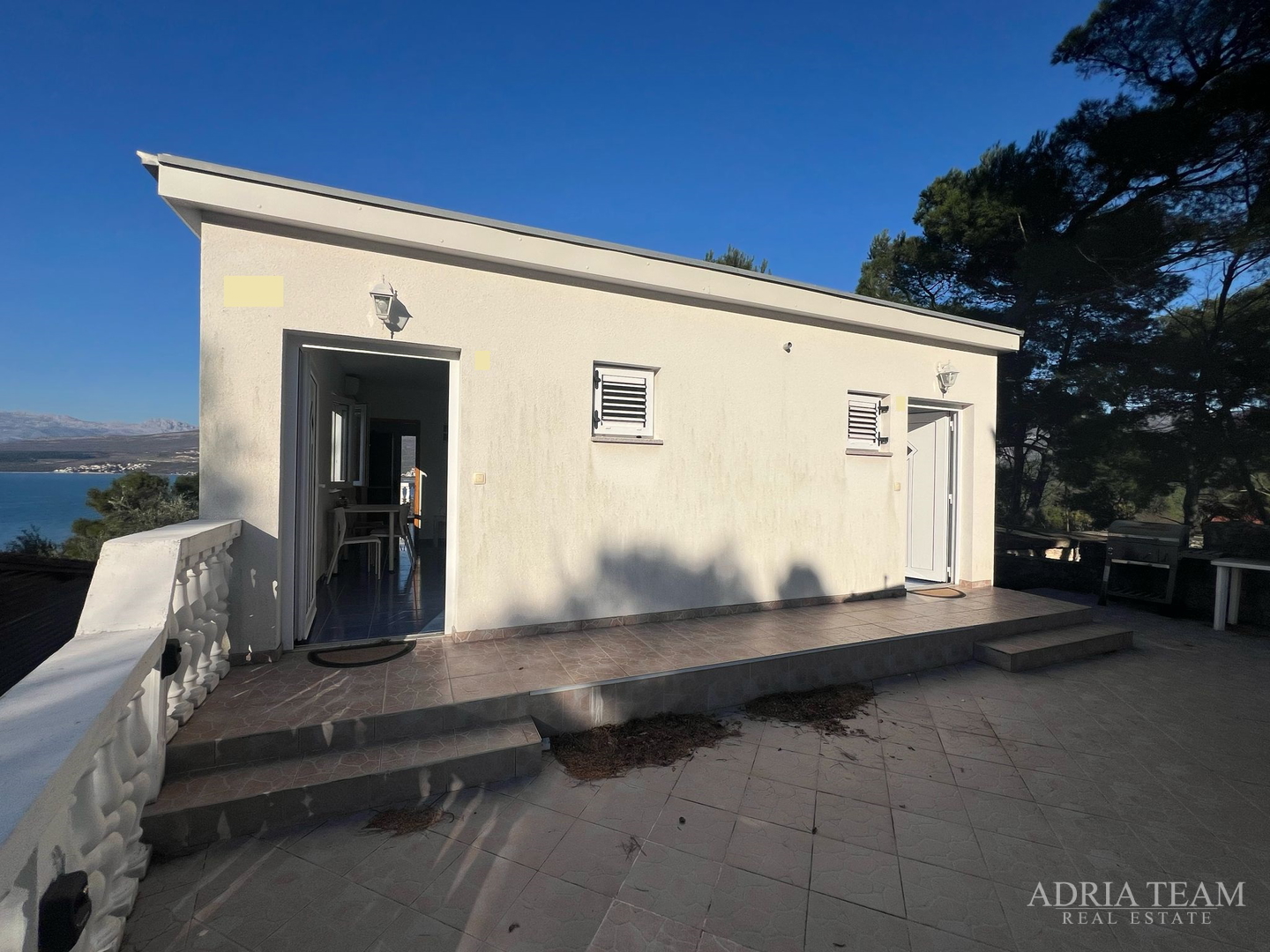 KUĆA S TRI STAMBENE JEDINICE, POGLED NA MORE I VELEBIT - DONJI KARIN