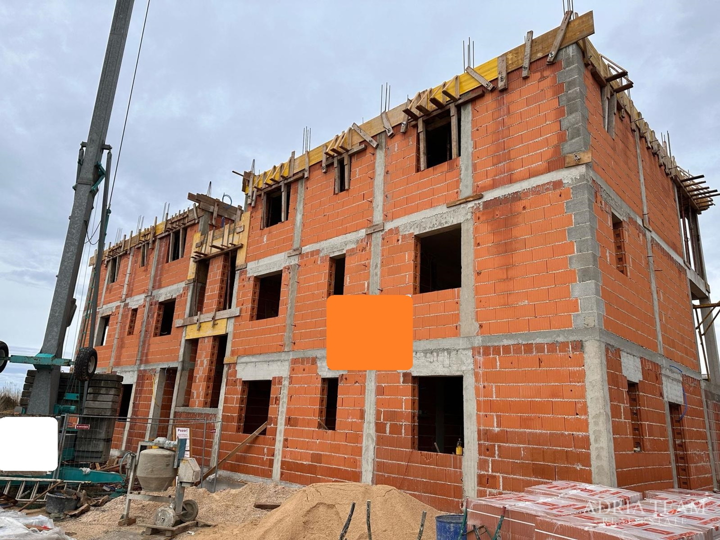 LJETNA AKCIJA! PENTHOUSE S KROVNOM TERASOM I POGLEDOM NA MORE, 400 m OD MORA, SABUNIKE - ZADAR