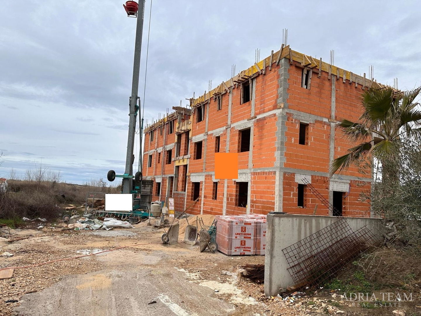 LJETNA AKCIJA! PENTHOUSE S KROVNOM TERASOM I POGLEDOM NA MORE, 400 m OD MORA, SABUNIKE - ZADAR