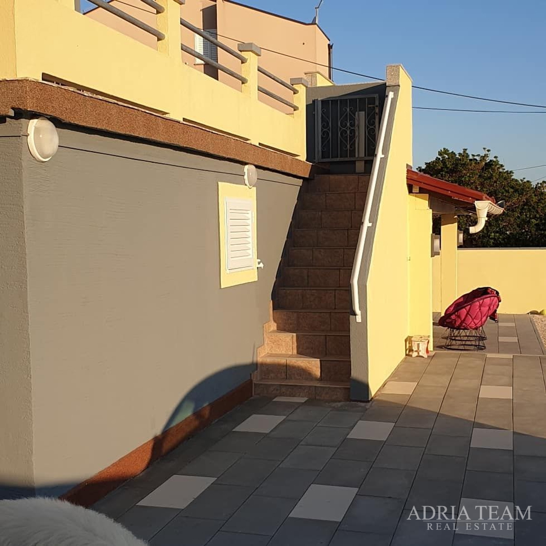 APARTMENT HOUSE IN THE FIRST ROW BY THE SEA