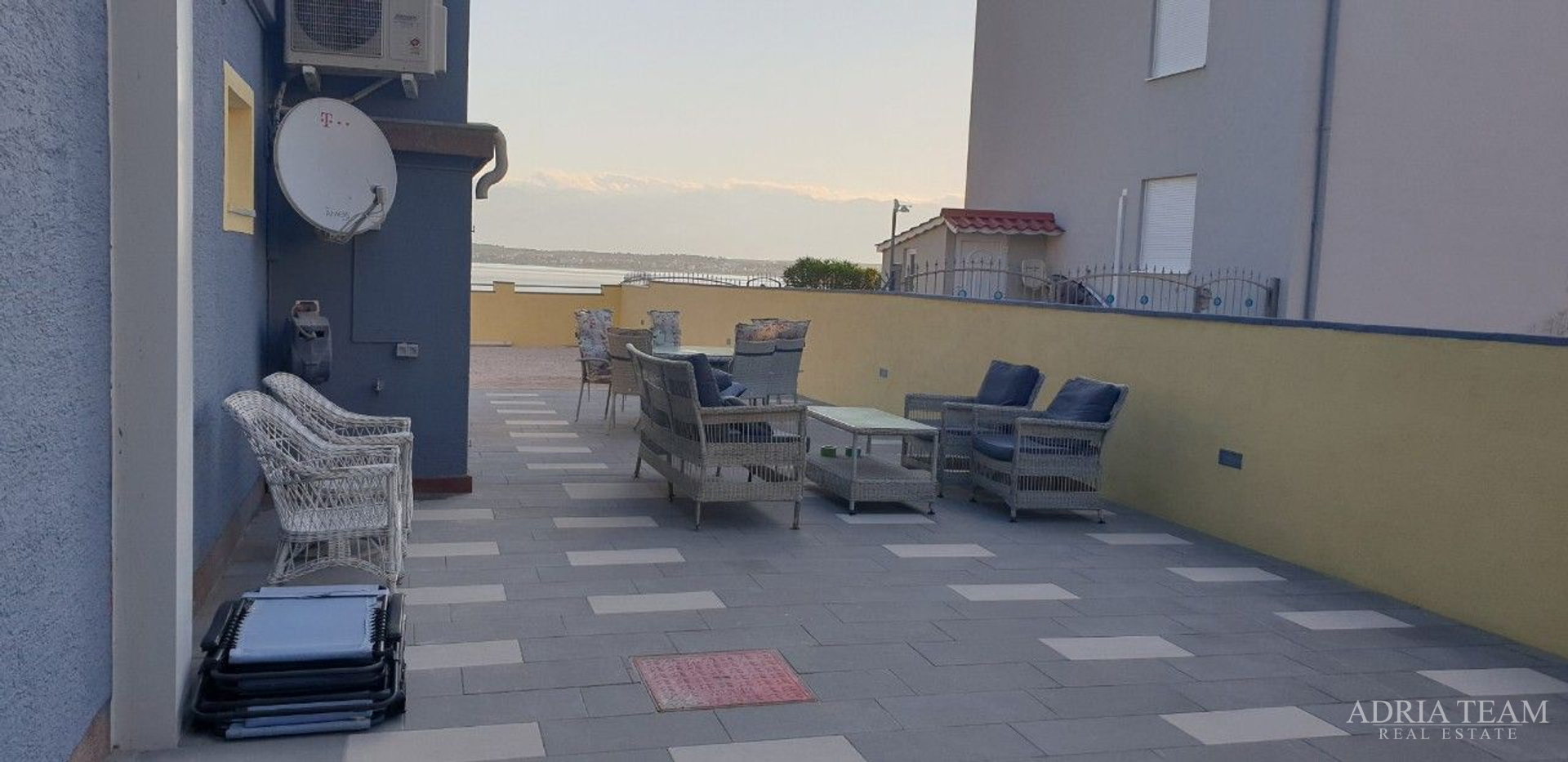 APARTMENT HOUSE IN THE FIRST ROW BY THE SEA