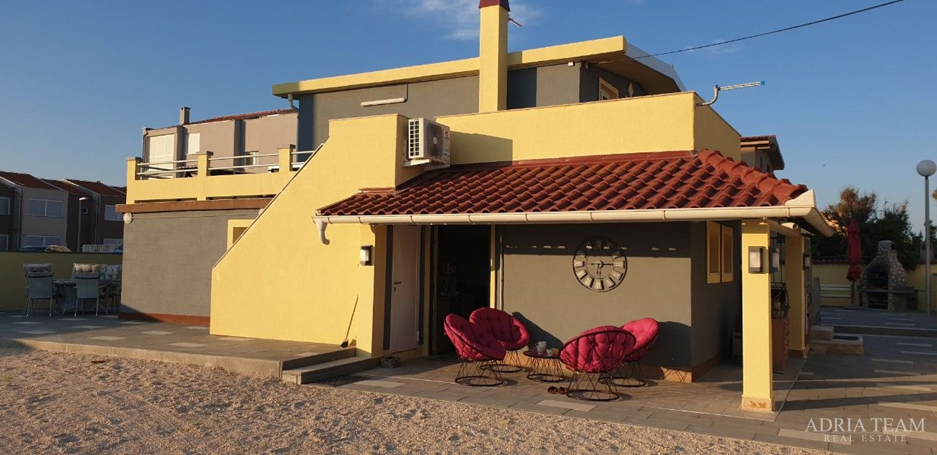 APARTMENT HOUSE IN THE FIRST ROW BY THE SEA